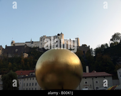 Sphaera un Stephan Balkenhol scultura, Capitolo Square (Kapitelplatz), Salzburg Foto Stock