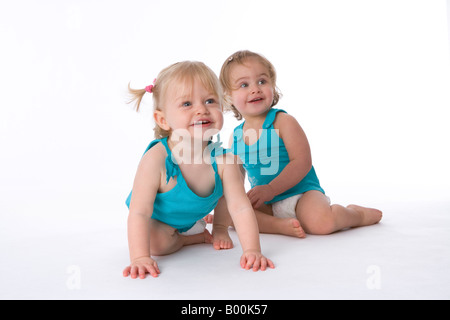 Due bambine seduta sul pavimento Foto Stock