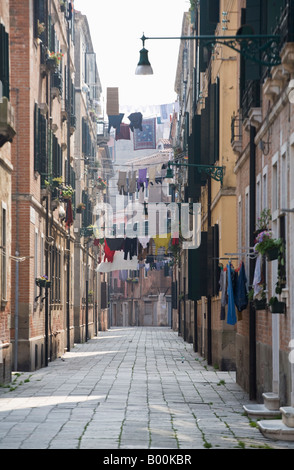 Strada stretta a Venezia, Italia Foto Stock