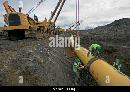 I contraenti collegare temporaneamente il collare di acciaio a sezioni di alta pressione trasmissione gas pipeline in acciaio prima della saldatura Foto Stock