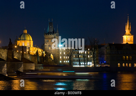 Una serata vista sul fiume Moldava del ponte Carlo e dalla Città Vecchia di Praga. Foto Stock