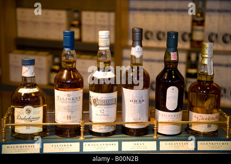 Talisker, Oban, Dalwhinnie, Cragganmore, la Glenkinchie. Marchi Diageo sei Scottish Classic Bottiglia di Scotch whisky di malto Oban Distillery, Scotland, Regno Unito Foto Stock