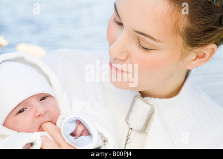 Giovane madre di 22 anni con sei settimane di età figlia all'aperto Foto Stock