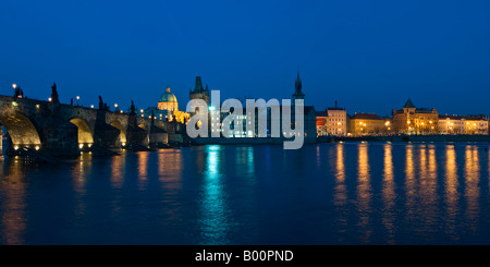 A 2 foto panoramica serata di cucitura a vista sul fiume Moldava del ponte Carlo e dalla Città Vecchia di Praga. Foto Stock