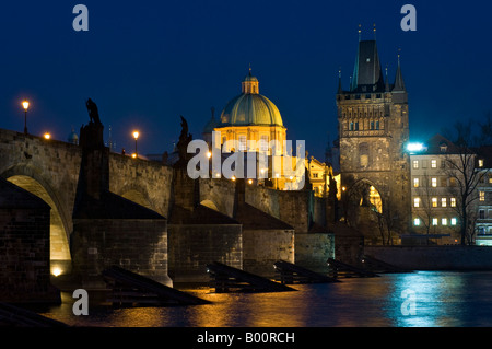 Una serata vista sul fiume Moldava del ponte Carlo e dalla Città Vecchia di Praga.