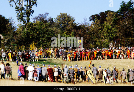 Battaglia di Hastings rievocazione storica 1066 Sassone soldati normanno English costume militare di Sussex England Regno Unito armi spears Foto Stock