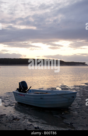 Una barca a Findhorn Bay al crepuscolo Foto Stock