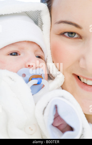 Giovane madre di 22 anni con sei settimane di età figlia all'aperto Foto Stock