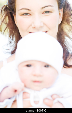 Giovane madre di 22 anni con sei settimane di età figlia all'aperto Foto Stock