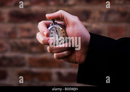 Close up di un business man tenendo un cronometro Foto Stock