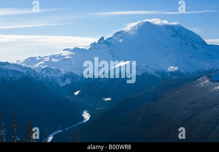 Mount Rainier su una soleggiata giornata invernale come visto dalla parte superiore del cristallo Mountain Ski Resort Foto Stock