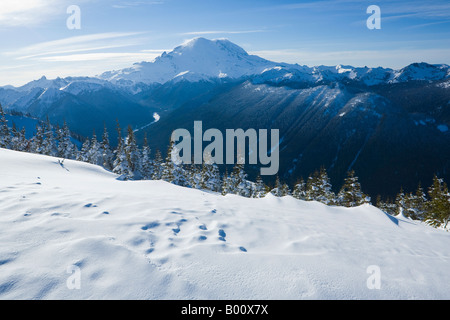 Mt Rainier su una soleggiata giornata invernale come visto dalla parte superiore del cristallo mountain ski resort Foto Stock