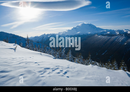 Mt Rainier su una soleggiata giornata invernale come visto dalla parte superiore del cristallo mountain ski resort Foto Stock