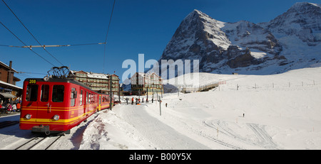 Treno Jungfraujock presso Kleiner Scheideg nella parte anteriore della parte nord dell'Eiger - Oberland Alpi Svizzere Foto Stock