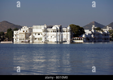 India Rajasthan Udaipur Lago Pichola Hotel un palazzo leggendario in piedi su una tranquilla isola Bramhapuri sulle banche occidentali Foto Stock