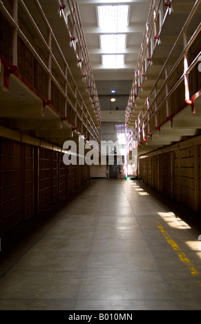 Fila di celle solitario presso il famoso punto di riferimento la prigione di Alcatraz sull isola della baia di San Francisco in California Foto Stock