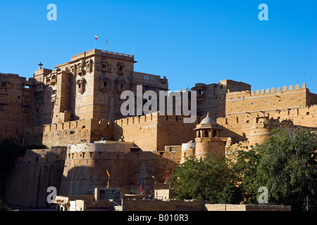 India Rajasthan Jaisalmer Jaisalmer Fort i bastioni e le torri della vivente principale fort costruito nel 1156 dall'Bhati Rajput righello Jaisal è situato sulla collina di Trikuta e è stato il luogo di tante battaglie Foto Stock