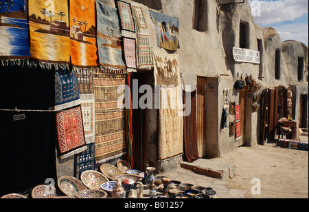 La Tunisia, Medenine. Una volta tra i più importanti del sud berbera del città di mercato, Medenine's ksar, o granaio fortificato. Foto Stock