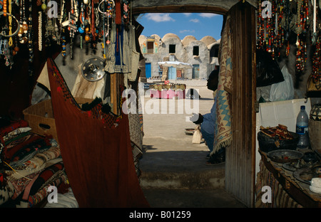 La Tunisia, Medenine. Una volta tra i più importanti del sud berbera del città di mercato, Medenine's ksar, o granaio fortificato. Foto Stock