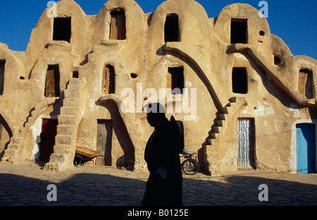 La Tunisia, Medenine. Una volta tra i più importanti del sud berbera del città di mercato, Medenine's ksar, o granaio fortificato. Foto Stock