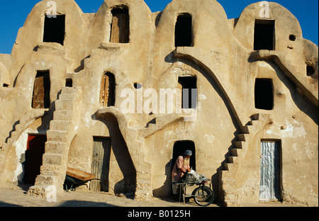 La Tunisia, Medenine. Una volta tra i più importanti del sud berbera del città di mercato, Medenine's ksar, o granaio fortificato. Foto Stock