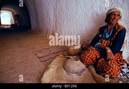 La Tunisia, Matmata. Pochi troglodite pit-homes sono vissuto in oggi ma alcune famiglie mantenere una parvenza di loro vecchio modo di vita. Foto Stock