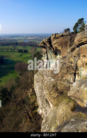 Inghilterra, Shropshire, Hawkstone Park. Il parco offre passeggiate lungo una serie di scogliere di arenaria e con una ricchezza di follie. Foto Stock