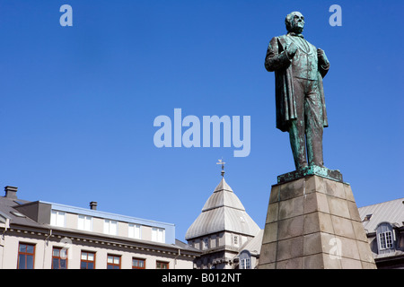 L'Islanda, Reykjavik. La statua di Jon Sigurdsson si trova nel centro dell'Austurvollur ( campo orientale ) nella piazza della città vecchia. Jon Sigurdsson era uno studioso e un poeta che hanno esercitato forti pressioni a Copenaghen per il libero commercio e avviato il processo mediante il quale l'Islanda ha ottenuto la sua indipendenza nel 1944. L'islanda della giornata nazionale è il diciassettesimo di giugno che è il suo compleanno. Foto Stock