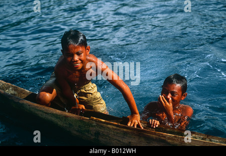 Indonesia Sulawesi, Manado. Ragazzo locale giocando nel porto di Manado. Foto Stock