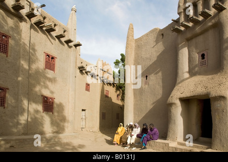 Mali, Djenne. La famosa Maison Maiga, (sulla destra), un segno distintivo di fango-costruita casa del Tukulor unica architettura di stile. Foto Stock