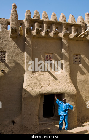 Mali, Djenne. Un segno distintivo di fango-costruita casa del Tukulor unica architettura di stile. Edificio è una forma d'arte in Djenne. Foto Stock