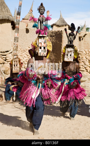 Mali, Paese Dogon, Tereli. Danzatori mascherati che indossa la maschera satimbe eseguire presso il villaggio Dogon di Tereli. Foto Stock