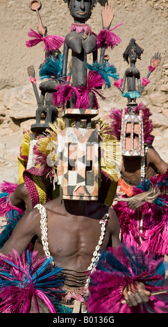 Mali, Paese Dogon, Tereli. Danzatori mascherati che indossa la maschera satimbe eseguire presso il villaggio Dogon di Tereli. Foto Stock