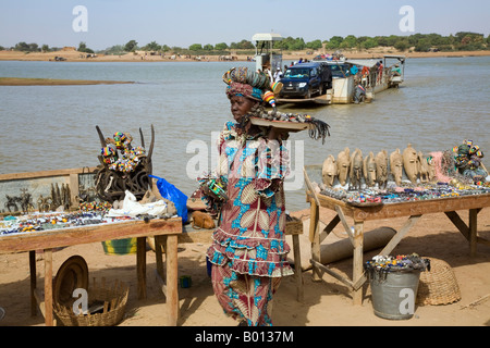 Mali, Timbuctu. Il traghetto per attraversare il fiume Niger che collega Korioume e Timbuctù a sud del paese. Foto Stock