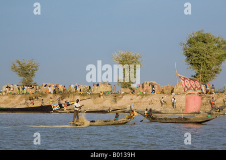 Il Mali e il Niger Inland Delta. Un occupato Bozo villaggio di pescatori sulle sponde del fiume Niger appena a nord di Mopti. Foto Stock