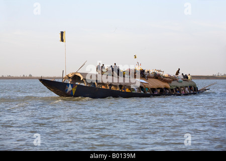 Il Mali e il Niger Inland Delta. Un ben Laden barca fluviale sul fiume Niger tra Mopti e Timbuctu. Foto Stock