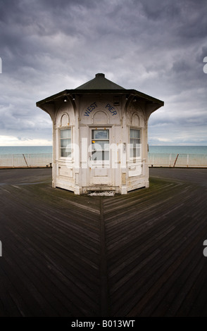 Un minuscolo pier shop sulla facciata dei resti del molo Ovest di Brighton Foto Stock