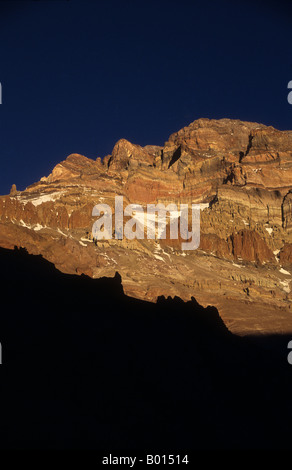 Tramonto sulla parete ovest del monte Aconcagua, visto dal Campeggio Base Plaza de Mulas, Argentina Foto Stock