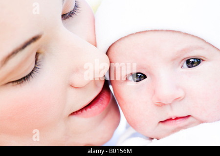 Giovane madre di 22 anni con sei settimane di età figlia all'aperto Foto Stock