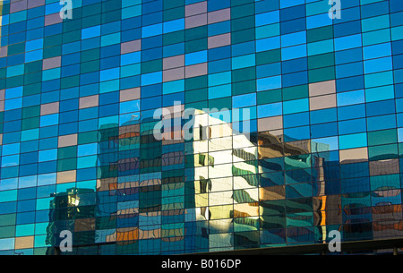 Edificio per uffici con la riflessione, Sloterdijk, Amsterdam, Paesi Bassi Foto Stock