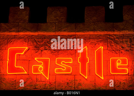 Guardando il neon rosso lettere Castello segno su un muro di mattoni Turrett Ayia Napa Cipro Foto Stock