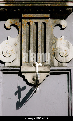 Un antico affresco di colonne romane, in contrasto con indicatore del vento montato al di sotto di Foto Stock