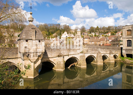 Bradford on Avon Wiltshire, Inghilterra Regno Unito il ponte in città attraverso il fiume Avon Foto Stock