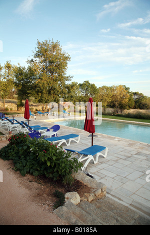 Una piscina vuota nella calda luce della sera, Provenza, Francia Europa Foto Stock