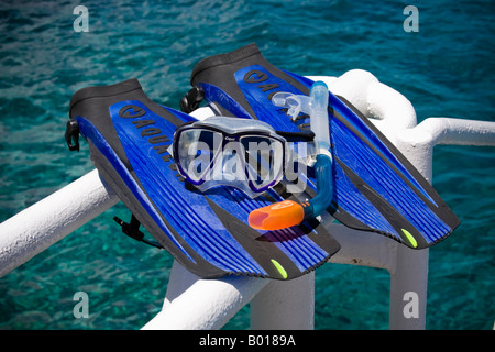 Le pinne, maschera e snorkel sulla mensola vicino oceano alle Seychelles Foto Stock