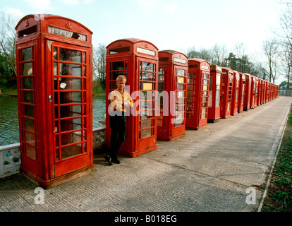 Regno Unito Oxfordshire Wantage Micheal Greene con 26 K6 e K8 cabine telefoniche nella sua auto Foto Stock