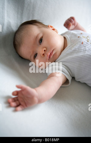 Baby raggiungendo la sua mano Foto Stock