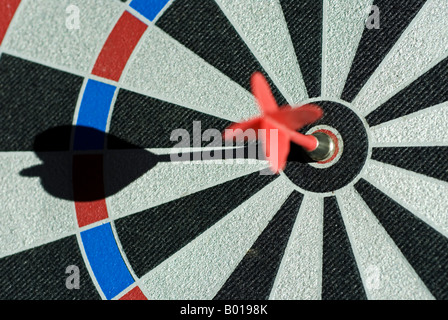 Foto di stock di freccette magnetico nel barilotto di un dartboard Foto Stock