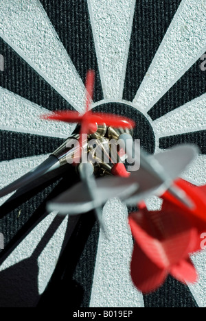 Foto di stock di freccette magnetico nel barilotto di un dartboard Foto Stock