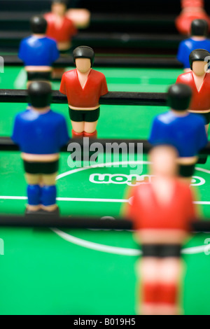 Il rosso e il blu team nel tavolo bar del gioco del calcio Foto Stock
